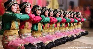 Seperti pada tari seudati yang melambangkan kegagahan dan ketangguhan pria aceh. 34 Tari Tradisional Asal Indonesia