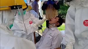 Tiba Di Jakarta Puluhan Pendatang Langsung Di Swab Test Covid 19 Okezone Megapolitan