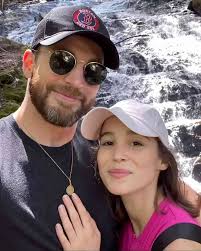 Chris Evans and Alba Baptista are new parents! 🍼🎀 The “Captain America”  star and his wife welcomed their first child, a baby girl,