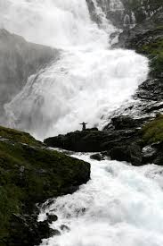 Kjeragfossen is een grote waterval in de machtige noorse fjorden. Kjosfossen Wikipedia