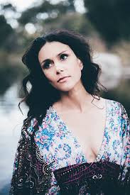 Sistemi frangisole #ponzio la struttura del frangisole, semplice ed elegante, è stata studiata per lasciare filtrare la luce e aiutare a migliorare la temperatura all'interno dei locali. Melissa Ponzio The Walking Dead Wiki Fandom