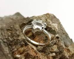 Napékszer - Hegyikristályos ezüst gyűrű. 😉✌️💯 . . . #gyűrű #ékszer  #egyediékszer #ezüstgyűrű #magyartermék #madeinhungary #viseljmagyart  #kézzelkészült #kristály #hegyikristály #ring #jewelry #handmade #fashion  #silverring #rhinestone #rockcrystal ...