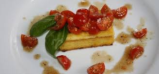 Dieses rezept wird auf ein backblech aufgestrichen, gebacken und tipps zum rezept. Polenta Kochen Mit Milch Oder Wasser So Gelingts Utopia De