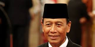 Seorang di antaranya adalah polisi wanita (polwan). Brimob Dipersenjatai Makan Korban Wiranto Tanya Polisi