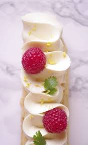 Les Eclairs Framboise Coriandre Et Citron Avec Une Ganache Montee Au Chocolat Blanc Desserts Romantiques Desserts A L Assiette Desserts Aux Fruits