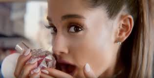 Marshmallow, pear, orchid, grapefruit, raspberry, musk, rose, lily of the valley click here to try: Is This Messy Commercial Supposed To Convince Anyone To Buy Ariana Grande S New Perfume Ari Directlyrics