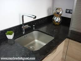 Les plans de travail en granit sont très appréciés pour leur beauté très rare et davantage encore parce qu'ils sont uniques. Plan De Travail En Granit Noir Credences Et Evier Massif 38 Et 73