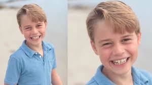 Il principino George compie 9 anni: con la polo celeste è identico a papà  William