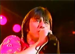 Hello everyone everybody is now listening to separate ways now and this  video you can really hear Steve Perry's voice in this remix check it out 😎