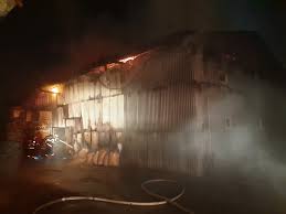 La fata locului au venit si autospecialele inspectoratului pentru. Incendiu La Un Atelier De MobilÄƒ In Apropiere De Mall Update Incendiul A Fost Lichidat Foto