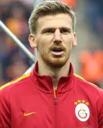 Performansı ile göz dolduran serdar aziz 2016 yılında galatasaray takımına 4.5 milyon euro karşılığında transfer olmuştur. Serdar Aziz