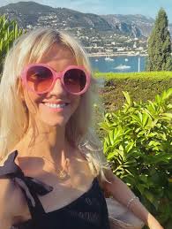 👋🏼🌞🌺 Currently soaking up the sun… 💁🏼‍♀️🍃🌊 But SO EXCITED for my  London show