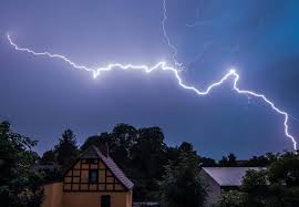 Unwetter — das unwetter, (mittelstufe) sehr schlechtes wetter, das sich durch sturm und viel regen auszeichnet und große schäden anrichten kann beispiele: Looking Skyward The Boston Globe Unwetter Gewitter Verhalten Bei Gewitter