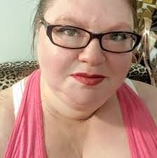 Nicole Oglesbee's Instagram, Twitter & Facebook