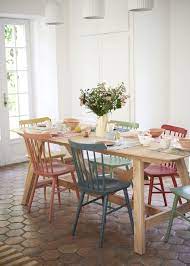 collection sezane com klein appartement woonkamer geschilderde stoelen tafel pimpen