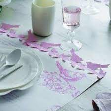 un set de table oiseau bord d une frise en papier bird placemat lined paper frieze pink wine balsamic beef potpourri
