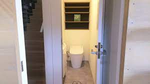 トイレ収納がないと後悔する 注文住宅の造作家具で作る壁埋め込み式トイレ収納 2021 収納 注文住宅 造作 収納