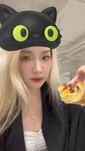 陳耀訓也出了可頌蛋塔.ᐟ.ᐟ, 外層酥皮脆到掉渣，帶焦香很好吃, 但內餡我不喜歡，很不像一般蛋撻芯, 質地很軟有卡士達的膩感, 還好沒有排很久🙃