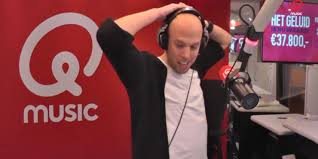 Het geluid is van tevoren in het diepste geheim opgenomen door een speciale, vijfkoppige jury, die tijdens het spel tevens de antwoorden van de luisteraars beoordeelt. Het Geluid Van Qmusic Is Eindelijk Geraden Gaatje Prikken In Magnetronmaaltijd Blik Op Nieuws