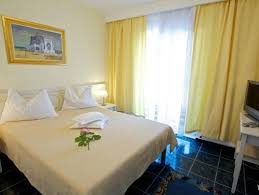 Hotel victoria mamaia 3 stele este situat in zona centrala a statiunii mamaia si se bucura de o pozitie privilegiata fata de principalele atractii turistice. Hotel Central Mamaia