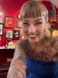 Lauri Sullivan's Instagram, Twitter & Facebook