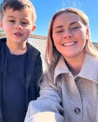 Lynn Ennis's Instagram, Twitter & Facebook