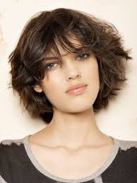 Les coiffures pour femme en dégradé sont connues pour apporter de la dimension et du volume à tous type de cheveux, qu'ils soient fins ou non. Cheveux Courts Le Carre Flou Coupe Carre Court Degrade Coupe De Cheveux Coupe Carre Court