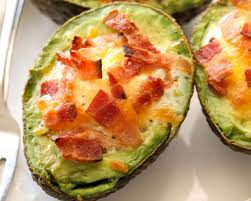 Recette Facile D Avocat Aux Oeufs Et Bacon Gratine En 2020 Recette Avocat Recette Recettes De Cuisine