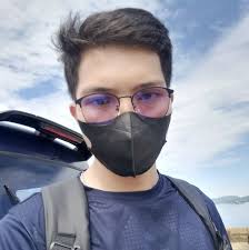 Title: Addicted to Her, The Ceo's Spoiled Darling ML: HuangWenBo FL: Zhai Yiying  Lin Momo, a college student, is exploited by her foster mother and forced  to work long hours. One day,