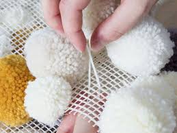 Hier finden sie viele kreative ideen und kostenlose anleitungen zum thema teppiche. Diy Anleitung Flauschigen Pompom Teppich Selber Herstellen Via Dawanda Com Bommel Machen Diy Pompons Pompons Machen