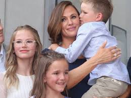 Jennifer garner, who catapulted into stardom with her lead role on the television series alias (2001), has come a long way from her birthplace of houston, texas. Jennifer Garner Familientreffen Beim Walk Of Fame Trend Magazin Walk Of Fame Jennifer Garner Familientreffen