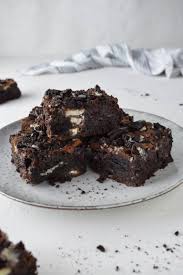 Super Saftige Oreo Kirsch Brownies Mit Weissen Schokostuckchen Rezept Leichte Brownie Rezepte Schokostuckchen Schokoladen Zucchini Kuchen