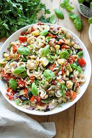 Gesunder Sommer Nudelsalat Mit Gerostetem Gemuse Paprika Zucchini Aubergine Und Cherry Tomaten Getrocknete Tom Sommer Nudelsalat Gerostetes Gemuse Rezepte