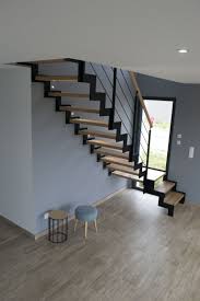 Escalier droit design pas cher. Escalier En Metal Ferro Devant Fenetre Escalier Escalier Design Escaliers Modernes