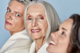 Siwe włosy. 'Dawniej patrzyli na mnie jak na dziwadło. Wszystko się  zmieniło, kiedy osiwiałam'