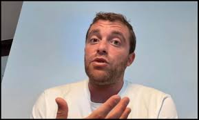 Man United launch an attempt so sign Aston Villa's Emiliano Martinez