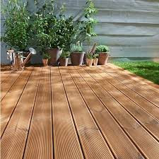 Diese 11 großartigen ideen für einzigartige dekorationen für den garten werden dich vielleicht inspirieren! Holzfliesen Fur Balkon Warum Der Holzboden Total Im Trend Steht Terrassenboden Holz Kunststoffbelag Terrassenbelag