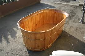 Il processo per realizzare una di queste vasche da bagno è piuttosto lungo. Props Oggettistica Vasca In Legno