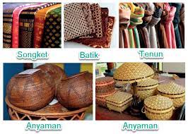 Dalam wacana dan khasanah kebudayaan nusantara, kujang diakui sebagai senjata tradisional masyarakat masyarakat jawa barat (sunda) dan kujang dikenal sebagai senjata yang memiliki nilai sakral serta mempunyai kekuatan magis. Seni Rupa Daerah Indonesia