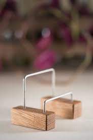 This simple, elegant business card holder by linjer will keep all of your cards — and your contacts — in mint condition. Porta Biglietti Da Visita Moderni Per Scrivania Portabiglietti Da Visita Unica Titolare Della Carta In Legno La Skijor Wooden Business Card Holder Wooden Business Card Business Card Holders
