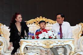 Đặc biệt mỗi buổi livestream của bà thu hút hàng ngàn người theo dõi và nhận được sự ủng hộ cực lớn. 1 Nguyá»…n PhÆ°Æ¡ng Háº±ng Tá»« Ä'iá»ƒn Wiki