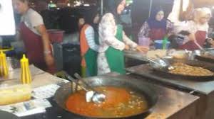 Mulai dari restauran mewah di hotel berbintang lima sampai warung2 di pinggiran jalan bahkan. Melaysia Food Mee Goreng Kawan Pasar Malam Dungun Ganu Youtube