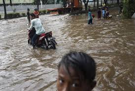 Mimpi lewat jalan becek atau rusak, pertanda akan mengalami hal tak terduga yang dapat menjadi cobaan hidup namun akan berguna untuk kita. Banjir Sampang Capai Tinggi 1 Meter Republika Online