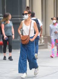 It was where a young katie holmes began her career aged just 14. Katie Holmes Wears Baggy Blue Jeans With A White Tank In Nyc