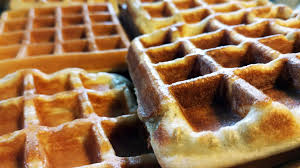 L'image gaufré représente une scène de chasse médiévale avec deux chiens poursuivant un renard. Gaufre Cuisine Wikipedia