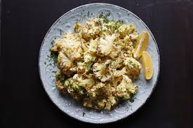 Salata crocanta de conopida proaspata, atat de usor de pregatit si atat de gustoasa. SalatÄ De ConopidÄ CoaptÄ Cu Dressing De Curry Usturoi Copt Èi Ou Mazilique