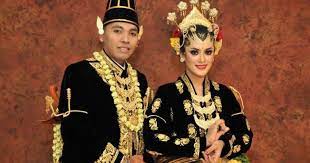 Busana adat jawa biasa disebut dengan busana kejawen yang mempunyai perumpamaan atau pralambang tertentu terutama bagi orang jawa yang mengenakannya. Materi Basa Jawa