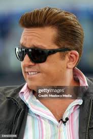 Raquel Bigorra and Daniel Bisogno pose for photo,