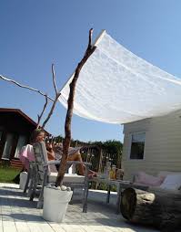 Romantischer Und Naturlicher Sonnenschutz Im Garten Fur Mehr Schatten Im Garte Britta Eikwink Sonnenschutz Garten Terrassen Beleuchtung Terrassen Schatten