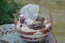 Les enfants adorent suspendre des boules aux branchages de l'arbre de noël et un peu partout dans la maison. Sphere Foret Noire De Noel La Petite Popotte De Patoche